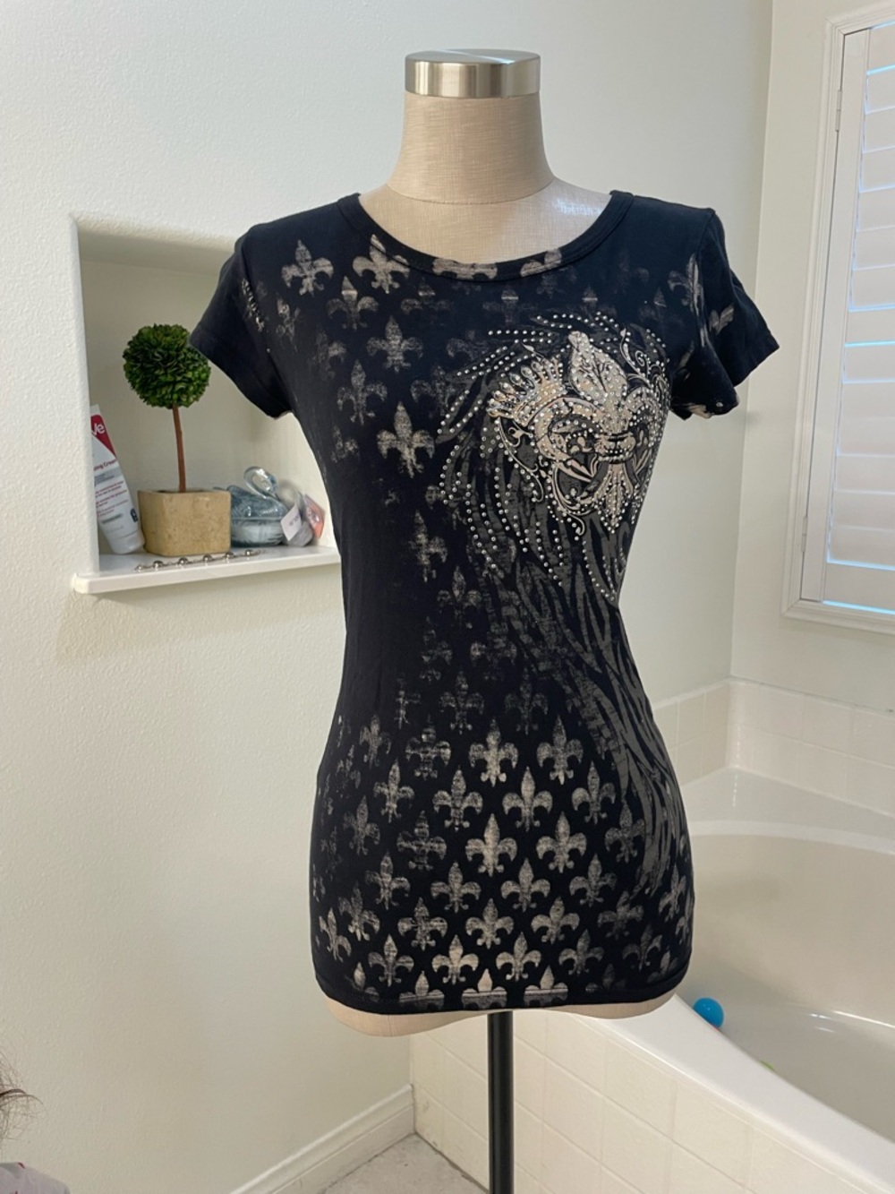 Black Short-Sleeve Rhinestone Fleur de Lis Graphic Tee